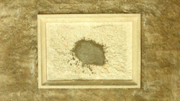 Der leere Rahmen der ersten Grabplatte von Carl Friedrich und Friederike Sophie Nebenius