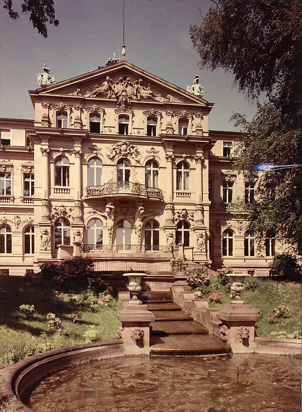 Der Bundesgerichtshof im Erbgroßherzoglichen Palais 1957; in mehreren Entscheidungen der 1950er-Jahre fand der BGH hier Rechtsschöpfung des allgemeinen Persönlichkeitsrechts