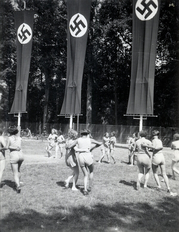 Schauvorführung von Turnerinnen beim 1. Gaufest des Reichsbundes für Leibesübungen 1935