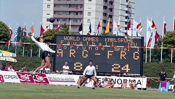 Vorrundenspiel Deutschland gegen Argentinien im Faustball bei den 3. World Games in Karlsruhe. Im Finale errang das deutsche Team gegen seine brasilianischen Kontrahenten die Goldmedaille, 21.07.1989