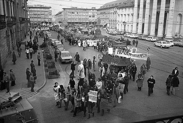 Demonstration von Frauengruppen verschiedener süddeutscher Städte gegen das Urteil des Bundesverfassungsgerichts zur Reform des § 218 StGB, 1975