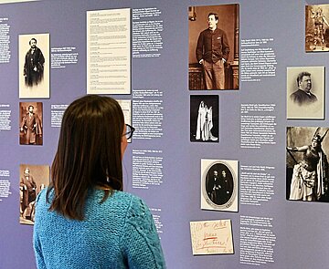 Eine Galerie großer Namen bietet sich dem Besucher der Ausstellung zur Karlsruher Theatergeschichte