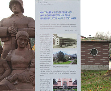 Kommentierende Informationsstele zum Kriegerdenkmal von Egon Gutmann vor dem Grötzinger Friedhof 2016