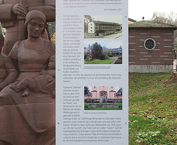 Kommentierende Informationsstele zum Kriegerdenkmal von Egon Gutmann vor dem Grötzinger Friedhof 2016