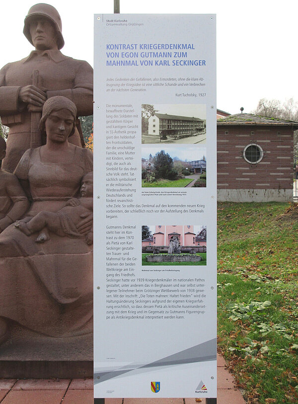 Kommentierende Informationsstele zum Kriegerdenkmal von Egon Gutmann vor dem Grötzinger Friedhof 2016