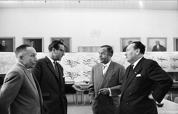 Vor der Aussprache über das Verkehrsgutachten zur Entlastung der Karlsruher Innenstadt im großen Sitzungssaal v.l.n.r.: Prof. Dr. Max Erich Feuchtinger (Gutachter), Oberbaudirektor Walther Merz, Ministerialdirigent Dr. Horst Linde, Oberbürgermeister Günther Klotz