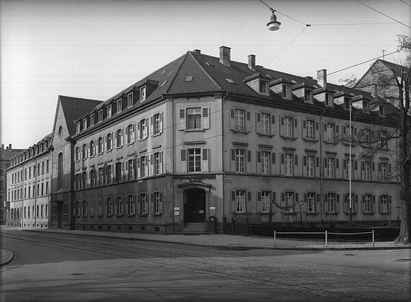 Außenansicht des alten St. Vincentius-Krankenhauses in der Kriegsstraße/Ecke Karlstraße, Foto 1930