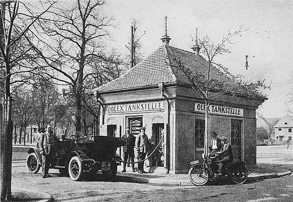 Die erste, 1926 eröffnete Tankstelle Ecke Yorckstraße/Kaiserallee