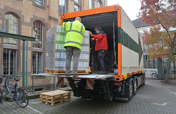 Verpackung von Akten für die Entsäuerung durch ein Dienstleistungsunternehmen, 2017
