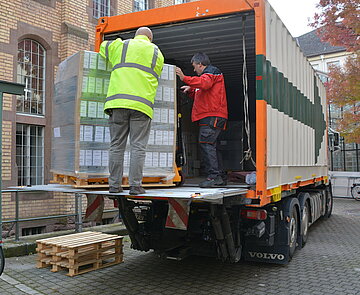Verpackung von Akten für die Entsäuerung durch ein Dienstleistungsunternehmen, 2017