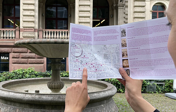 Der Flyer "STADTGESCHICHTE TO GO!" lädt ein, Karlsruher Geschichte bei einem Spaziergang auf eigene Faust zu erkunden.