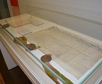 Vitrine mit Durlacher Urkunden aus dem Stadtarchiv