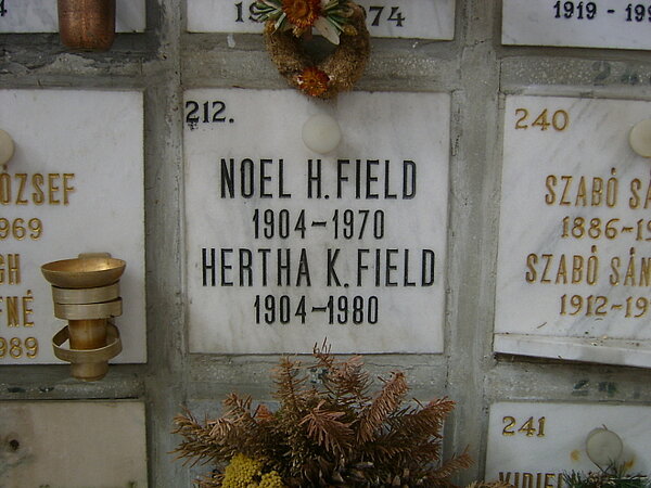 Urnengrab der Fields auf dem Farkasreti-Friedhof in Budapest