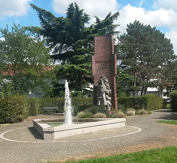 Vertriebenenmahnmal auf dem Joseph-Groß-Platz in der Kirchfeldsiedlung 