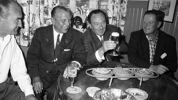 Gastgeber Adalbert von Gontard (2. v. l.) auf dem Batzenhof mit Oberbürgermeister Günther Klotz (2. v. r.) 1960, Stadtarchiv Karlsruhe 8/BA Schlesiger A7/83/2/6