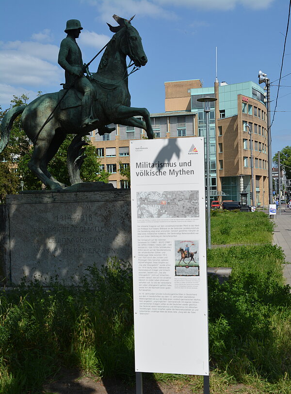 Kommentierende Informationsstele zum Leibdragoner-Denkmal vor der Christuskirche beim Mühlburger Tor 2023