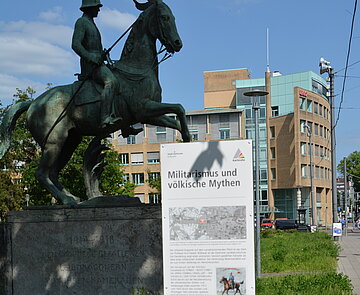 Kommentierende Informationsstele zum Leibdragoner-Denkmal vor der Christuskirche beim Mühlburger Tor 2023