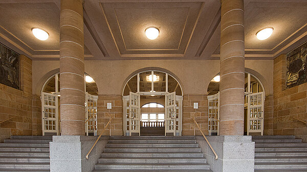 Eingangshalle der Carl-Hofer Schule mit zwei der vier Wandgemälde von Alfred Böld 2013