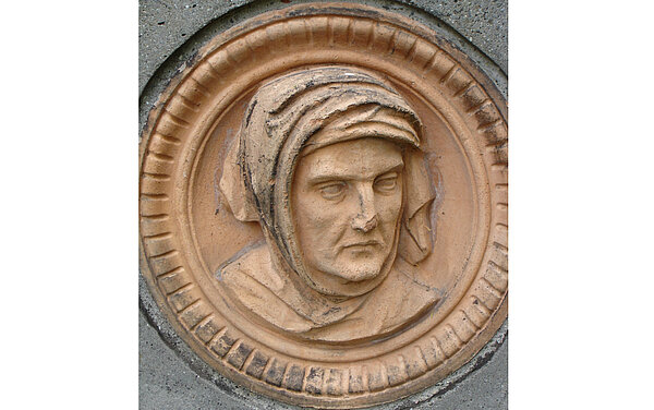 Terrakotta-Medaillon des 1944 zerstörten Hoftheaters