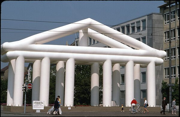 Aufblasbare Tor-Skulptur von Vera Habrecht-Simons als Nachbildung des Ettlinger Tors auf der Verkehrsinsel am Ettlinger Tor, Foto Juni 1990 