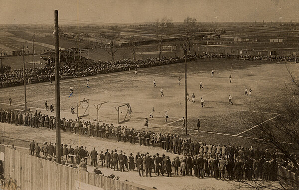 Ansicht des Karlsruher Fußballstadions mit der 1907 errichteten Zuschauertribüne und vor dem Bau des neuen Vereinsheims 1909