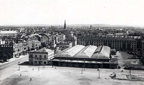 Die 1934 fertig gestellte Markthalle hinter dem Kopfbau des alten Bahnhofs um 1950