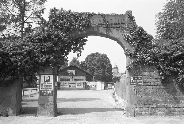 Ehemaliges Eingangstor zur Durlacher Orgelfabrik H. Voit & Söhne 1980