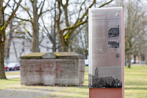 Stele als Kommentierung des Ehrenmals der 35. Infanterie-Division am Grünstreifen zwischen Südlicher und Nördlicher Hildapromenade beim Haydnplatz/Ecke Kochstraße im Jahr 2016