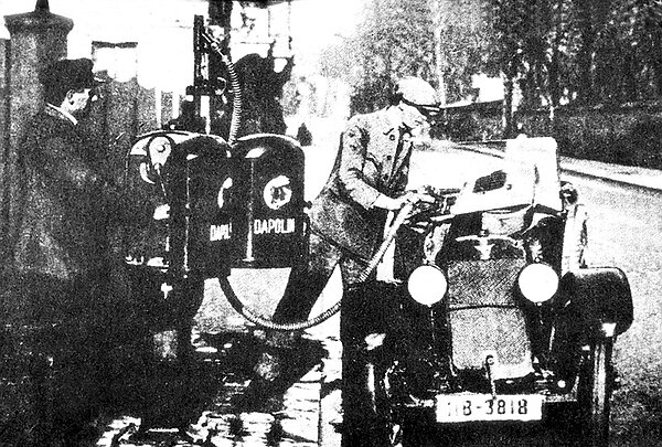 Betankung eines Automobils an einer "Bürgersteigpumpe" 1925