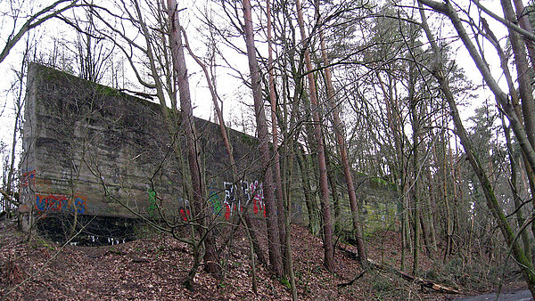 Reste des ehemaligen Schießstandes, in dem die Morde geschahen; sie finden sich nördlich der Theodor-Heuss-Allee, etwa in Höhe der Eindmündung der Breslauer Straße