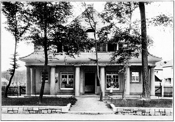 Straßenansicht einer durch die Gemeinnützige Baugenossenschaft Hardtwaldsiedlung in der Knielinger Allee 4 eingerichteten Warenabgabestelle für den Lebensbedürfnisverein um 1930