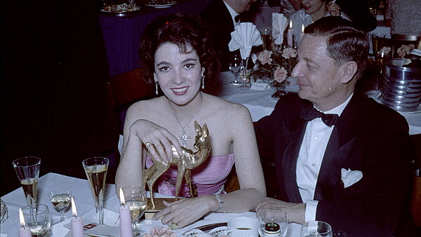 Entgegennahme des begehrten Bambi-Filmpreises durch die Schauspielerin Linda Cristal stellvertretend für ihren Kollegen Tony Curtis am 15. März 1959 in der Schwarzwaldhalle in Karlsruhe