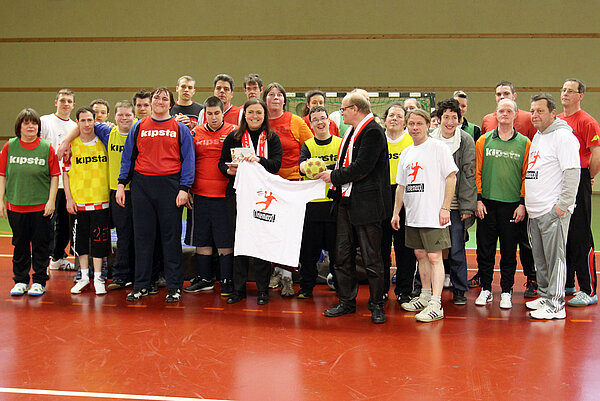 Auftakt: Die Durlach Turnados griffen am 21. März 2009 erstmals gemeinsam zum Ball; beim Auftakttraining gab es von Ortsvorsteherin Alexandra Ries (Mitte) T-Shirts