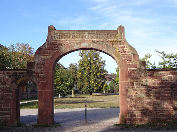 Ehemaliges Eingangstor zur Durlacher Orgelfabrik an seinem neuen Standort seit 2000 gegenüber dem westlichen Zugang zum Schlossgarten im Jahr 2018