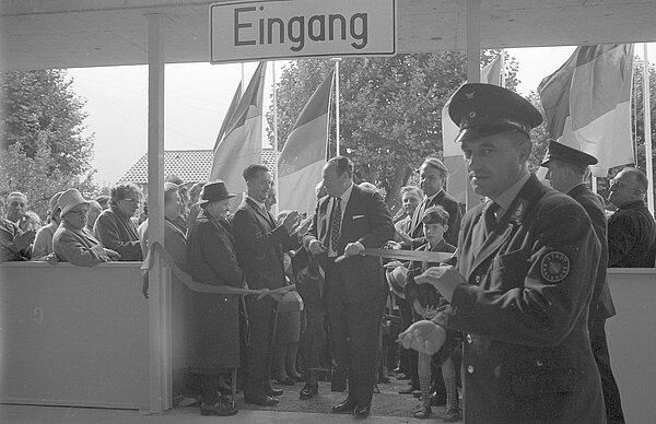 Eröffnungsfeier der umgebauten und modernisierten Turmbergbahn mit Ehrengästen und Oberbürgermeister Günther Klotz, 1966