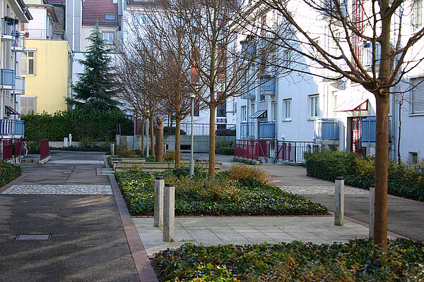Wohnanlage an der Schückstraße mit Denkmal für Heinrich Coblenz 2014