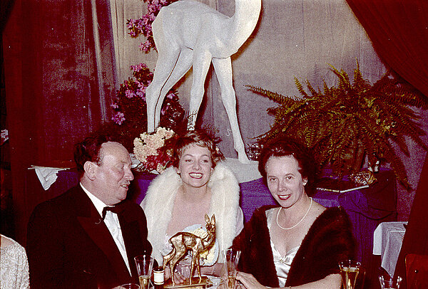Bambiverleihung 1960, Oberbürgermeister Günther Klotz mit Frau Hanna und der Preisträgerin Ruth Leuwerik