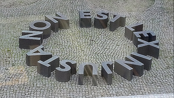 Bodenskulptur von Rudolf Merz im Senatshof des Bundesgerichtshofs, Foto: Rechtshistorisches Museum Karlsruhe