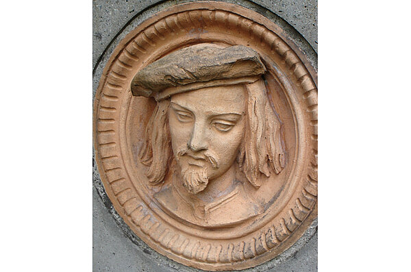 Terrakotta-Medaillon des 1944 zerstörten Hoftheaters