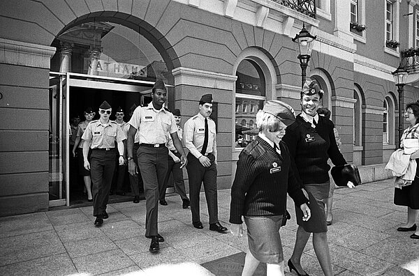 Amerikanische Soldaten und Soldatinnen im Mai 1989 nach ihrem Empfang im Karlsruher Rathaus