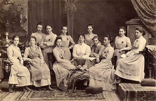 Schülerinnen einer 2. Klasse des Viktoria-Pensionats im Jahr 1901