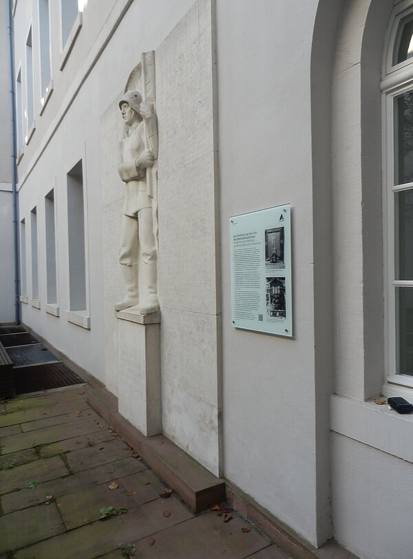 Kommentierende Informationstafel zum städtischen Gefallenenmal im Ehrenhof des Rathauses