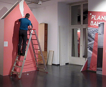 Ausstellungstechniker beim Abbau einer Sonderausstellung im Stadtmuseum 2020