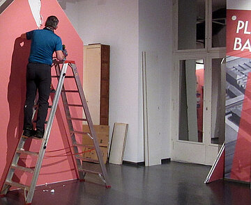 Ausstellungstechniker beim Abbau einer Sonderausstellung im Stadtmuseum 2020