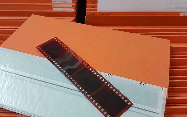 Im Stadtarchiv aufbewahrte Negative der Städtischen Bildstelle