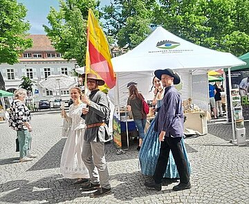 Der Stupfericher Heimatverein macht sich bereit für zwei bürgerliche Tänze beim Museumsfest des Durlacher Pfinzgaumuseums. 