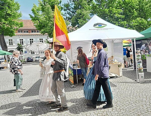 Der Stupfericher Heimatverein macht sich bereit für zwei bürgerliche Tänze beim Museumsfest des Durlacher Pfinzgaumuseums. 