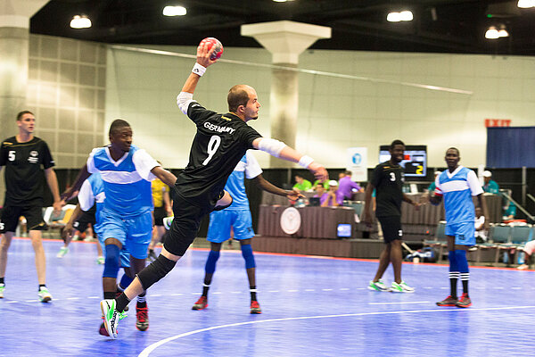 Nationalspieler: Kai Polefka von den Durlach Turnados der TS Durlach, der hier einen Treffer gegen Kenia erzielt, gehörte bei den Weltspielen von Special Olympcis 2015 in Los Angeles zu den Stützen der deutschen Nationalmannschaft