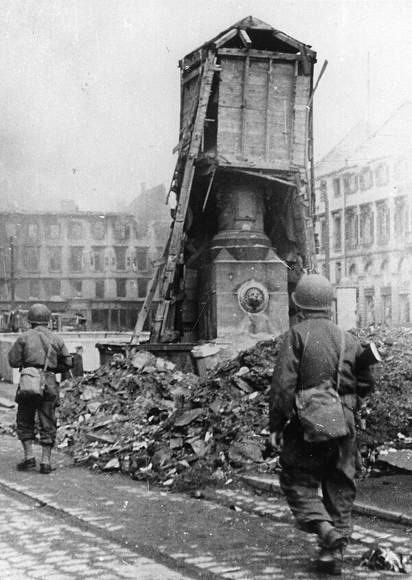 Französische Soldaten auf dem Marktplatz vor dem Ludwigsbrunnen, April 1945