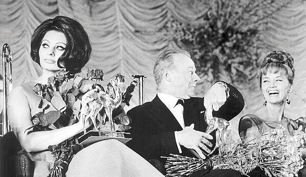Pflaster für die Stars: Sophia Loren, Heinz Rühmann und Liselotte Pulver (von links) während der Bambi-Verleihung 1964. Es war die letzte, die in Karlsruhe stattfand. 